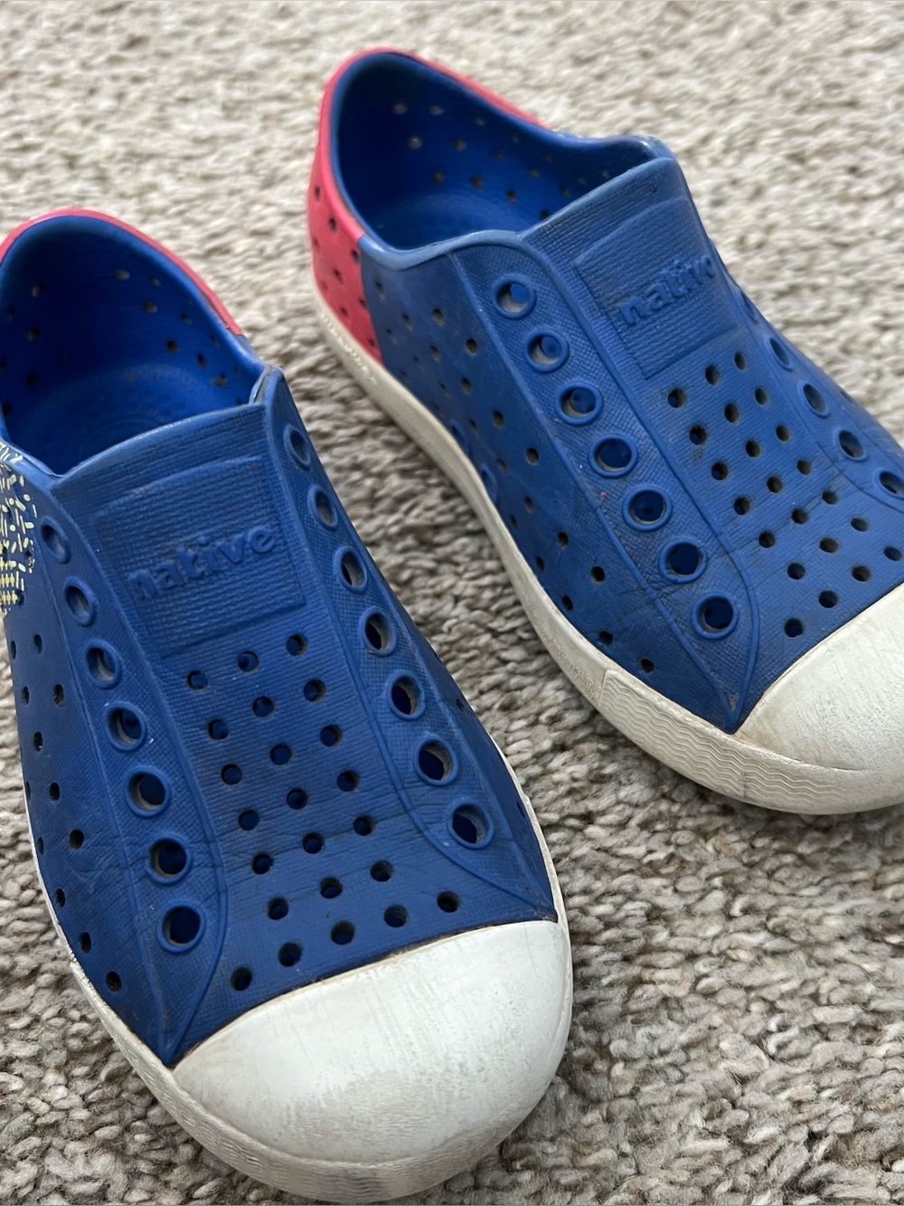Native Jefferson Kids Slip-On Shoes in Royal Blue with Red Yellow Heel Size 9